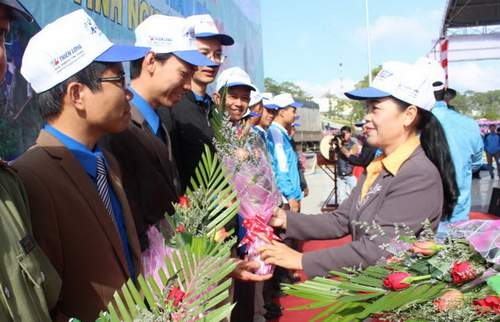 Lãnh đạo tỉnh tặng hoa cho các đội hình tình nguyện